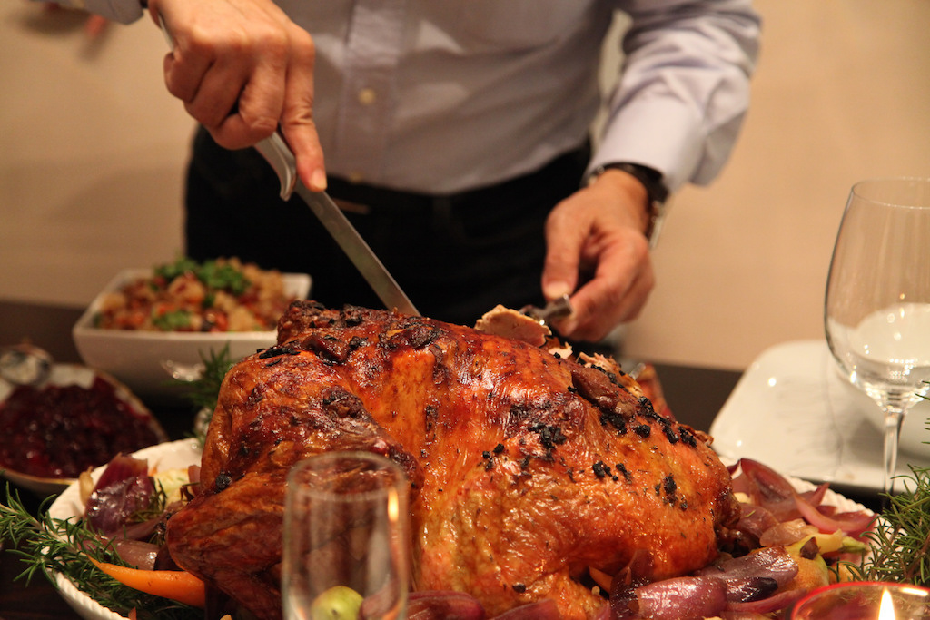 carving thanksgiving turkey dinner
