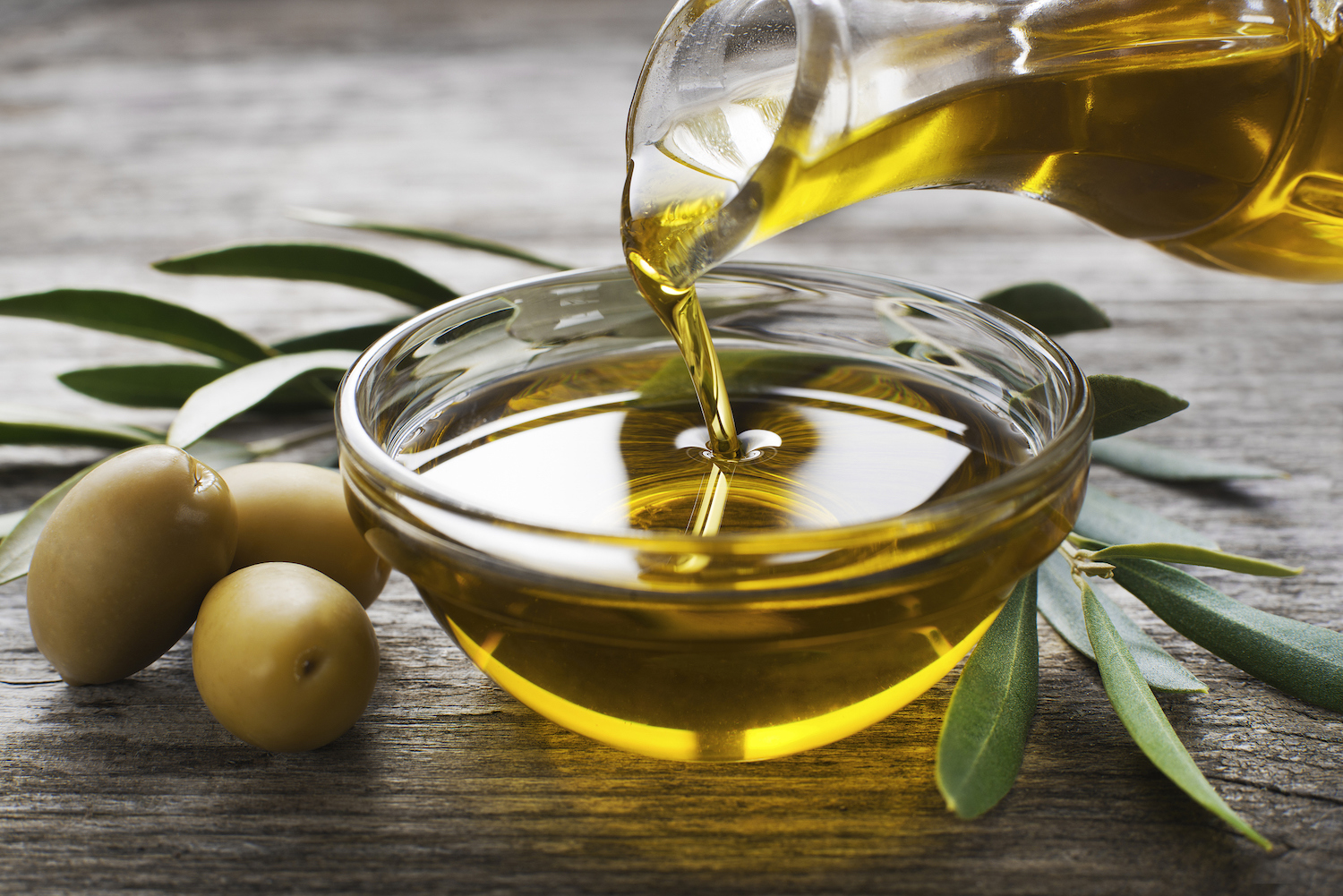 Olive oil pour