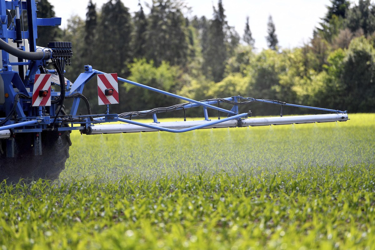 A farmer applies the phytosanitary glyphosate on a field, spraying, spraying, spraying, tractor, spraying whitewash, weed killing, poison, carcinogenic, agriculture, agriculture, agriculture, Monsanto, BAYER. December 2020