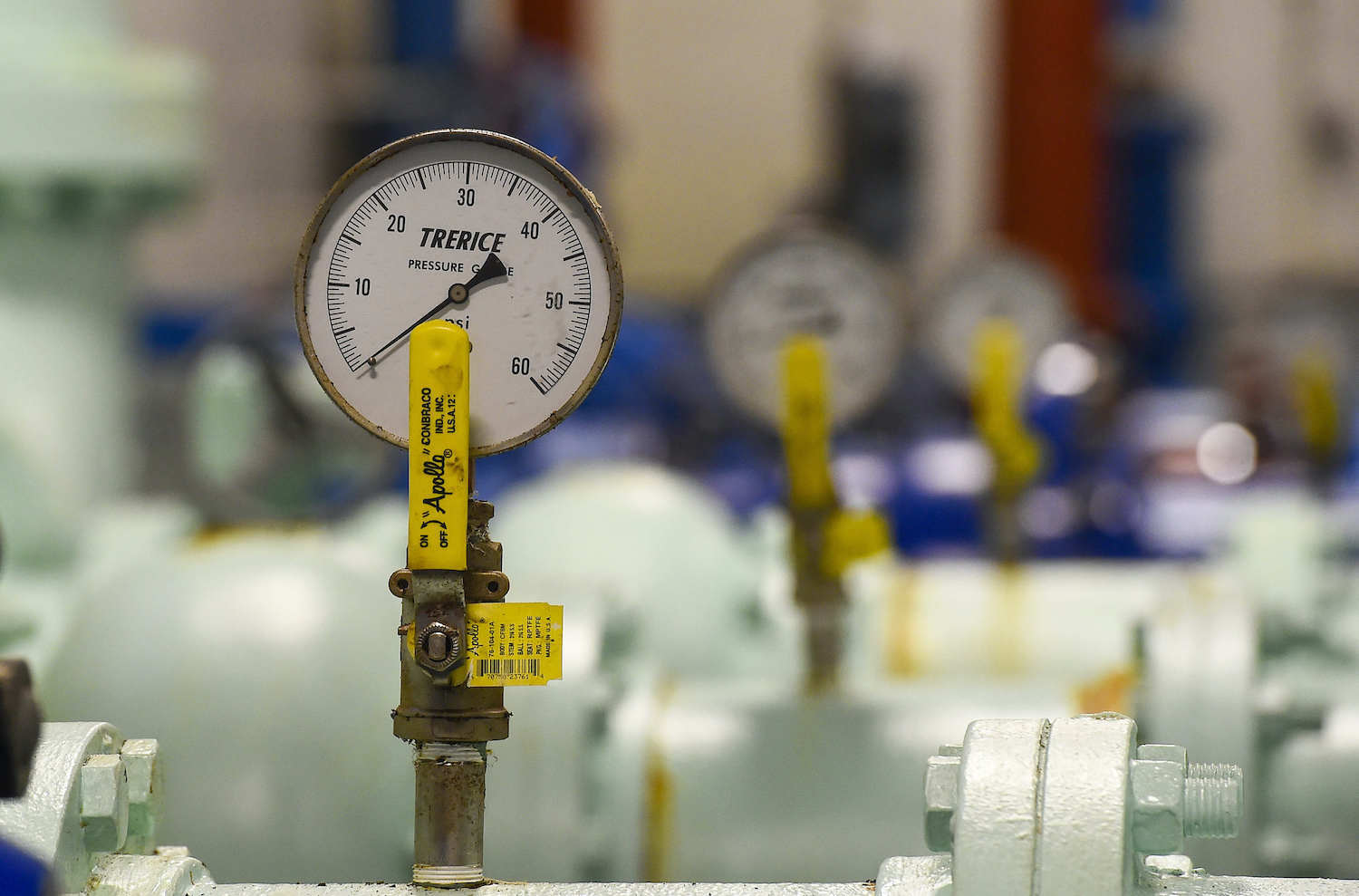 Uma vasta gama de tubos, válvulas e placas de controle monitoram e controlam a água conforme ela flui por diferentes partes da planta na Estação de Tratamento de Água de Fairmont, 16 de julho, em Fairmont MN.  Agosto de 2021