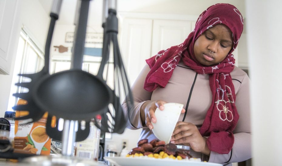 Colleges rush to sign students up for food stamps, as pandemic rules