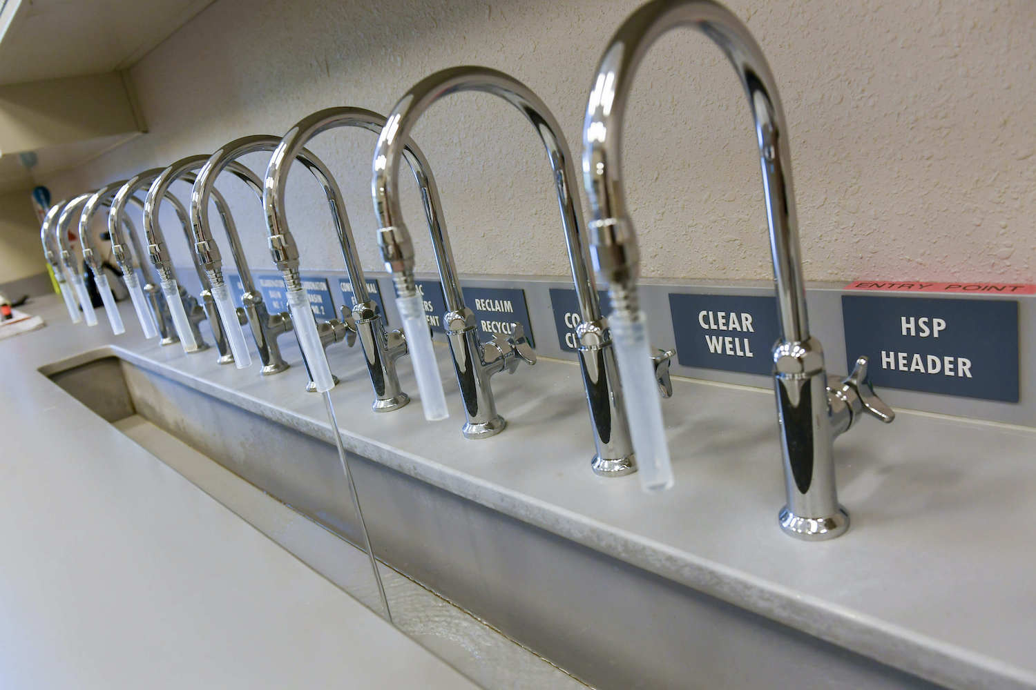 Uma linha de torneiras de amostra de processo traz amostras de água de diferentes partes da planta na Estação de Tratamento de Água de Fairmont, 16 de julho, em Fairmont MN.  Agosto de 2021
